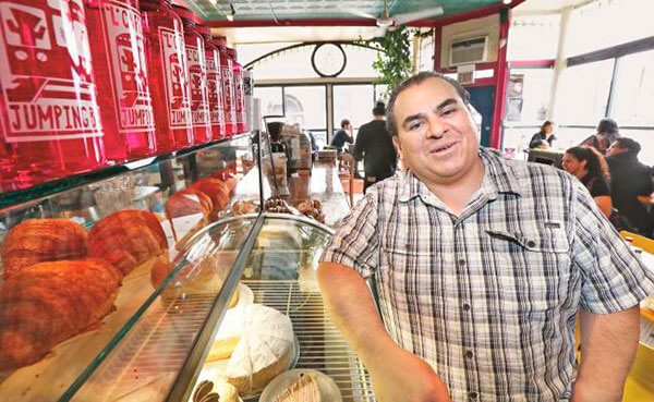 Mexicano-apoya-a-inmigrantes-indocumentados-desde-su-cafeteria