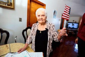Nunca-es-tarde-Con-99-anos-abuela-se-convierte-en-ciudadana