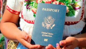 Semigrante-entrega-pasaportes-de-EU-a-ninos-indigenas-de-Cheranastico