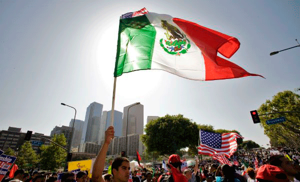 Ruiz-Massieu-y-alcalde-de-Austin-reconocen-aportacion-de-migrantes