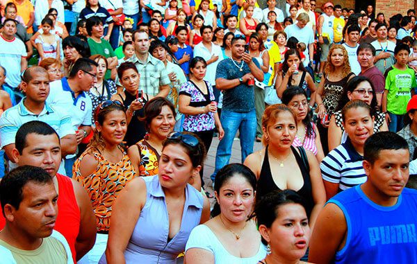 Gobernador-de-Iowa-busca-reducir-desempleo-entre-hispanos-y-afroamericanos