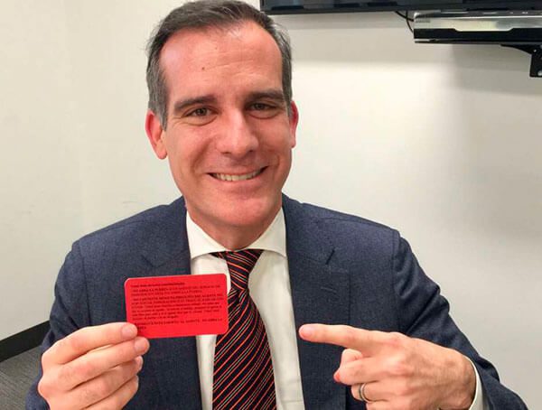 Conoce-la-tarjeta-roja-que-te-defiende-de-agentes-migratorios