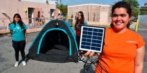 Estudiantes-disenan-una-tienda-de-campana-con-energia-solar-para-desamparados