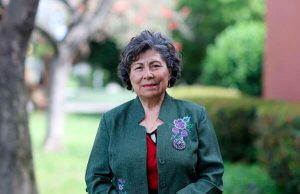 Peruana-orgullosamente-recibe-su-doctorado-a-la-edad-de-70-anos
