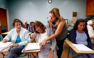 Inmigrantes-aprenden-a-leer-y-escribir-espanol-despues-de-los-50-anos