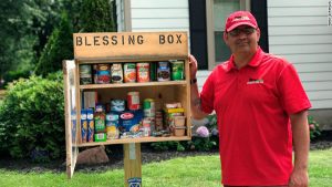 Hispano-instala-en-su-jardin-caja-para-ofrecer-comida-a-los-necesitados