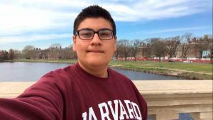 Joven-hispano-paso-de-la-indigencia-y-dormir-en-un-auto-a-estudiar-en-Harvard