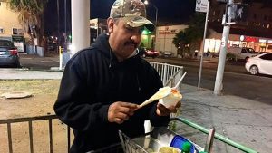Un-mexicano-se-vuelve-el-vendedor-de-elotes-mas-famoso-de-Los-Angeles-gracias-a-Yelp