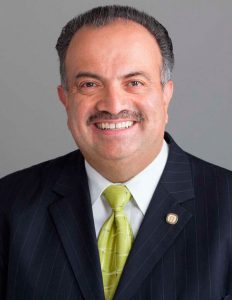 Francisco-Rodriguez-De-hijo-de-inmigrantes-a-rector-del-mayor-distrito-de-colegios-del-pais