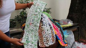 Tejen-colchonetas-con-bolsas-para-ayudar-a-damnificados-por-sismos-en-Mexico