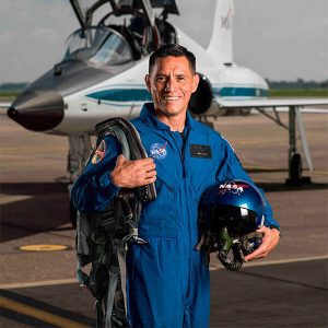 Astronauta-hijo-de-salvadorena-entre-latinos-mas-influyentes