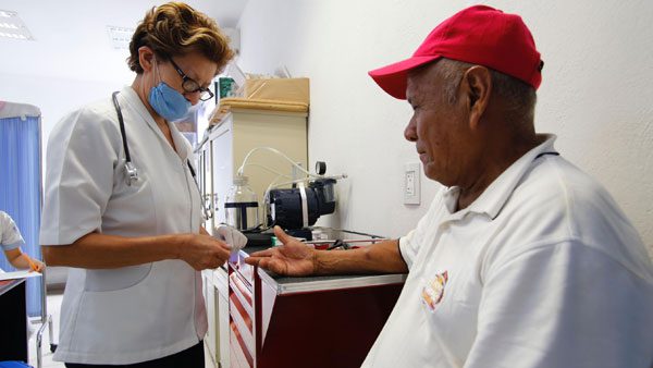 Próximamente California otorgaría cobertura de salud a migrantes mayores