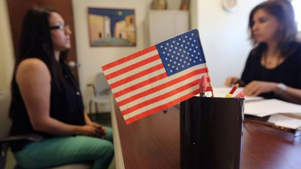 Si te naturalizaste estadounidense, ahora puedes ayudar a tus padres a lograrlo