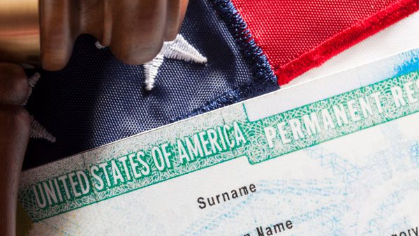 USCIS informa sobre error en fecha de recientes “green cards”