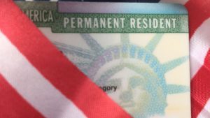 A los inmigrantes casados con “green card” se les amplía su periodo de estancia
