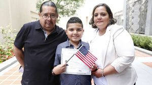 Entérate cómo tu hijo puede recibir su ciudadanía estadounidense