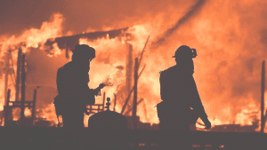 Latinos afectados por los incendios en California recibirán ayuda de USCIS
