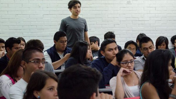 La Universidad Nacional Autónoma de México extiende sus servicios a los mexicanos que se encuentran fuera de su país o bien que quieran continuar sus estudios en el extranjero mediante un intercambio.