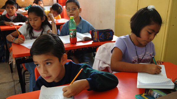 ¿Sabes cómo pueden tus hijos retomar sus estudios en México?