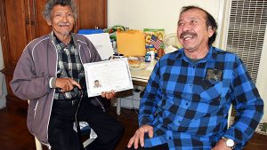 Latino logra la ciudadanía sin saber leer y escribir
