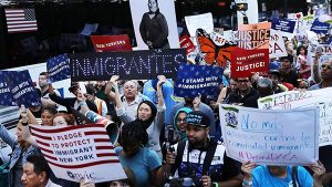 Ciudadanía a inmigrantes avanza en el Congreso