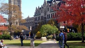 Universidad de Chicago extiende beca para estudiantes de preparatoria