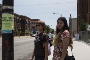 Dos jóvenes recorren barrios para decirle a los inmigrantes que hacer en una redada