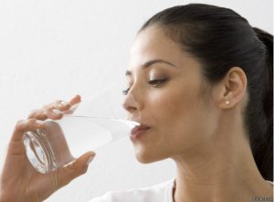 ¿Te has preguntado cuánta agua debes beber para ayudar a los riñones