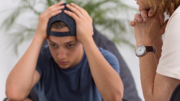 ¿Cómo ayudar a alguien si tiene problemas de adicciones?