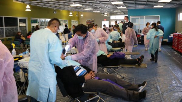 Clínicas comunitarias dan servicios de salud a inmigrantes a bajo costo