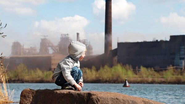 Cuida a tus hijos de los peligros ambientales