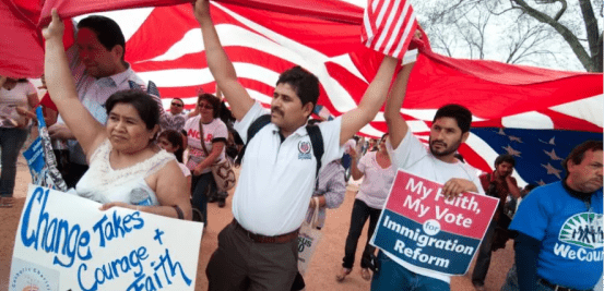 ¿Pueden deportar a residentes permanentes en EE.UU.?