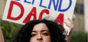 Demanda colectiva busca proteger derechos financieros de beneficiarios de DACA e inmigrantes
