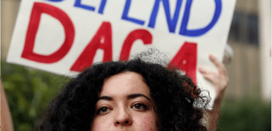 Demanda colectiva busca proteger derechos financieros de beneficiarios de DACA e inmigrantes