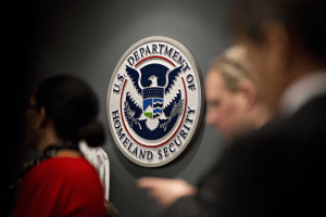 DHS reporta más de 2.5 millones de salidas de personas indocumentadas de Estados Unidos en 2025
