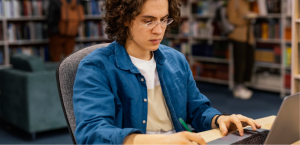 MALDEF busca intervenir para defender la política de matrículas en Virginia para estudiantes sin estatus