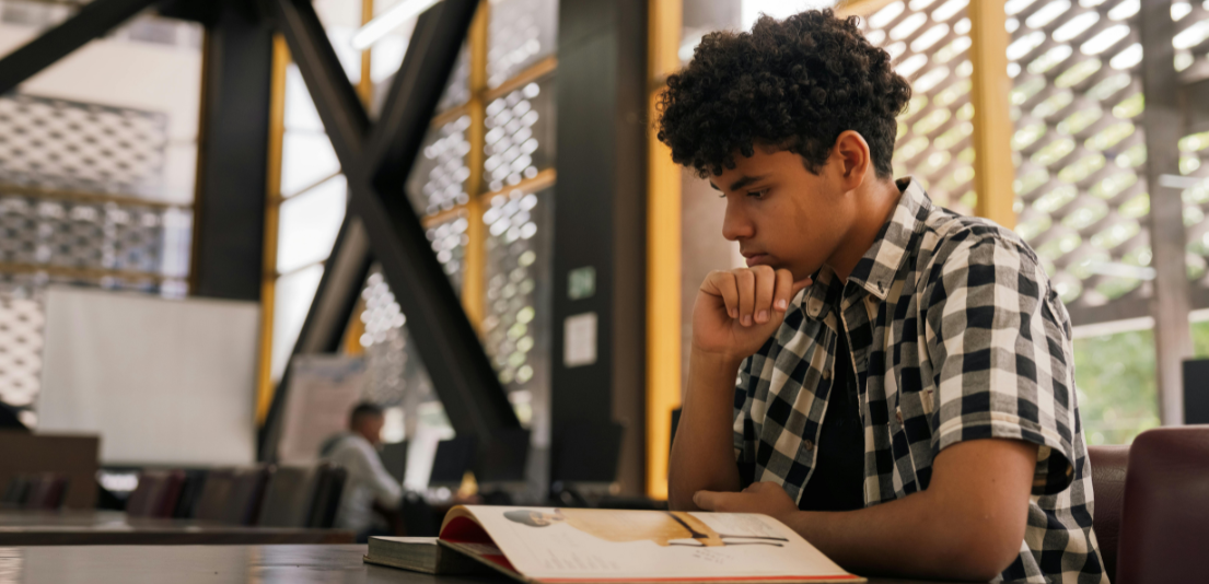 Kansas avanza en legislación que eliminaría beneficios públicos y matrícula universitaria preferencial para estudiantes indocumentados