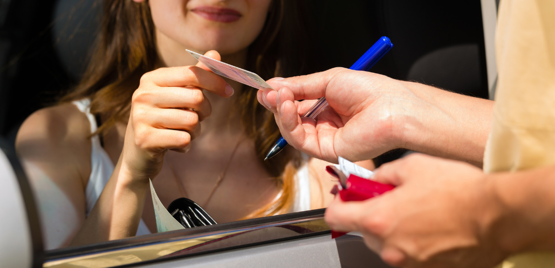 ¿Qué derechos tienes si agentes de ICE te detienen mientras circulas en tu vehículo?