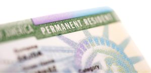 Mayoría de las Green Card otorgadas en EUA benefician a inmigrantes que ya residen en el país